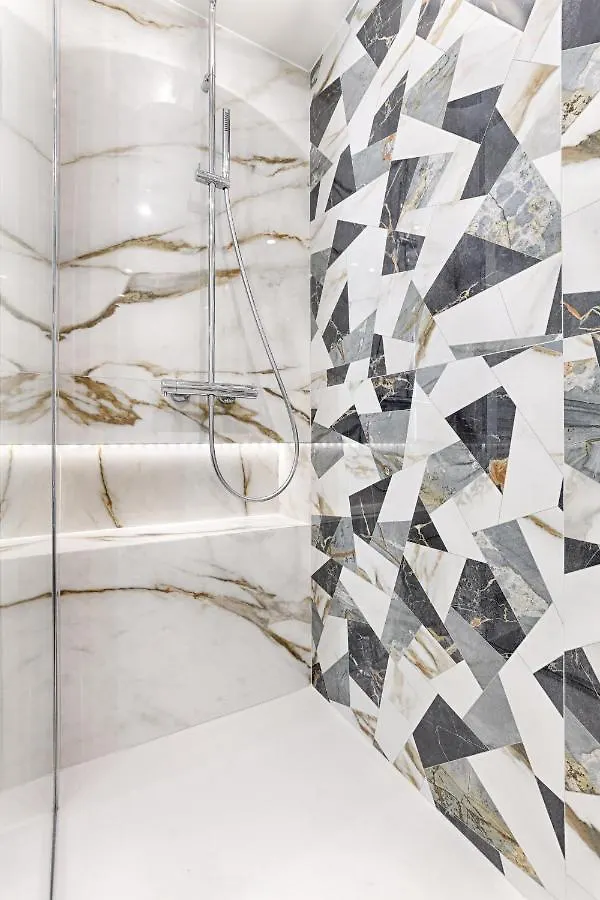 Unique Luxury Parisian Flat 2Br/6P -Champs Elysees Франция