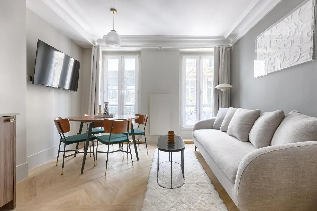 Unique Luxury Parisian Flat 2Br/6P -Champs Elysees Апартаменты Париж