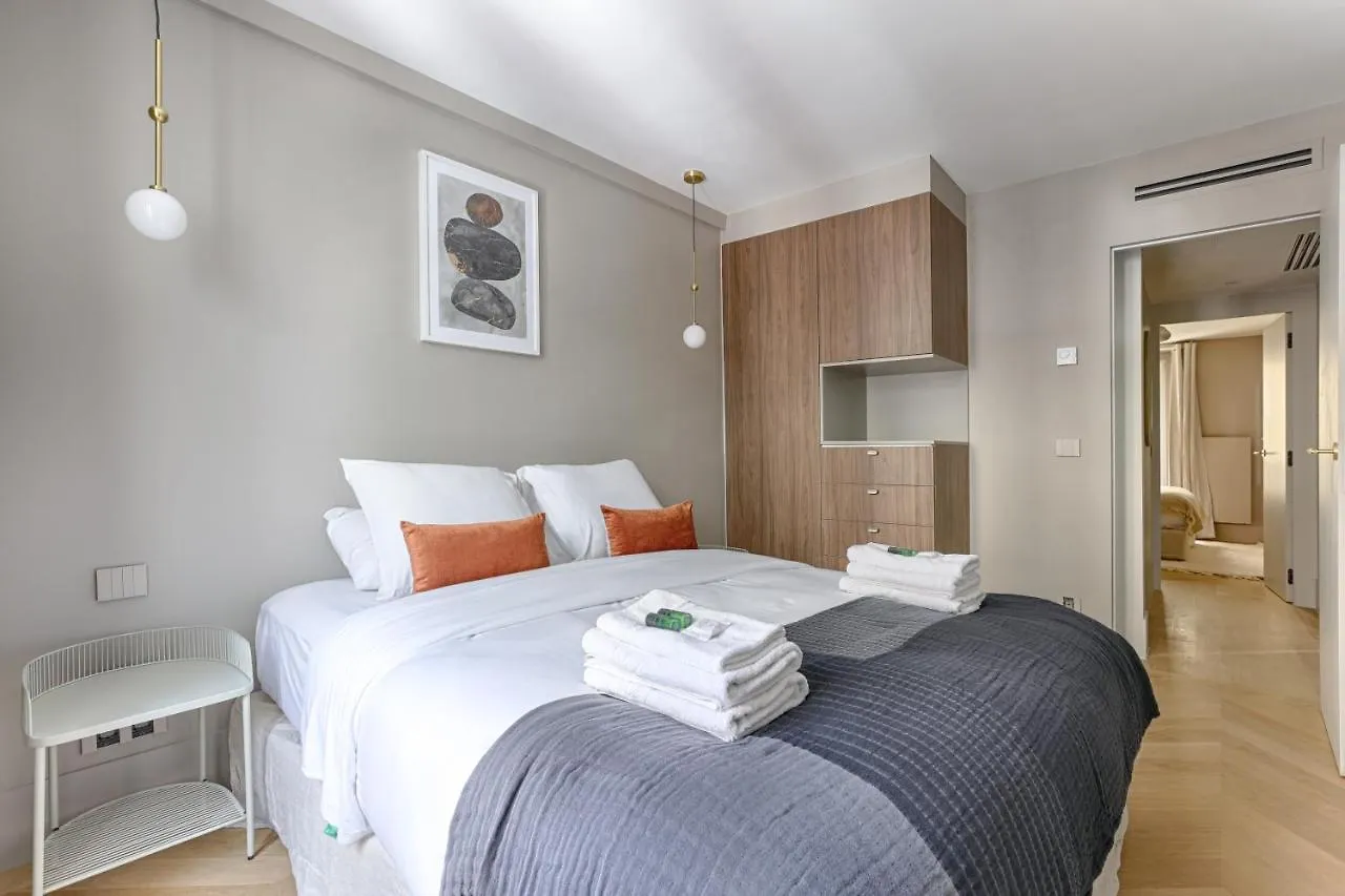Unique Luxury Parisian Flat 2Br/6P -Champs Elysees