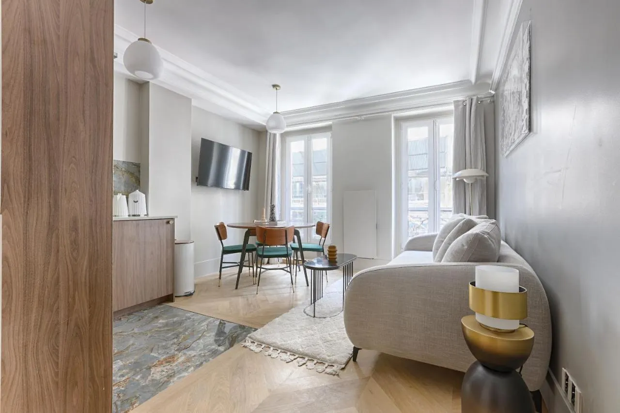 Unique Luxury Parisian Flat 2Br/6P -Champs Elysees Апартаменты Париж