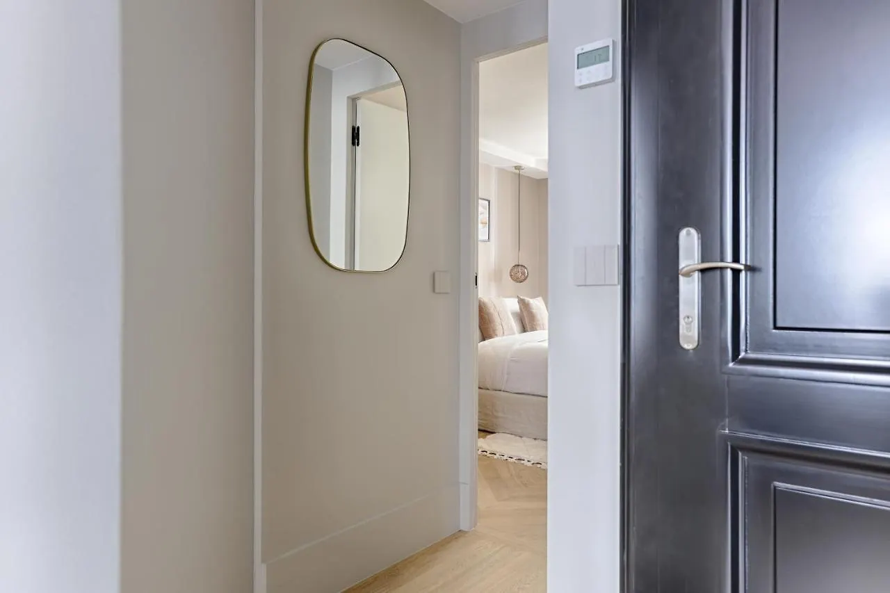 Unique Luxury Parisian Flat 2Br/6P -Champs Elysees 0*, פריז