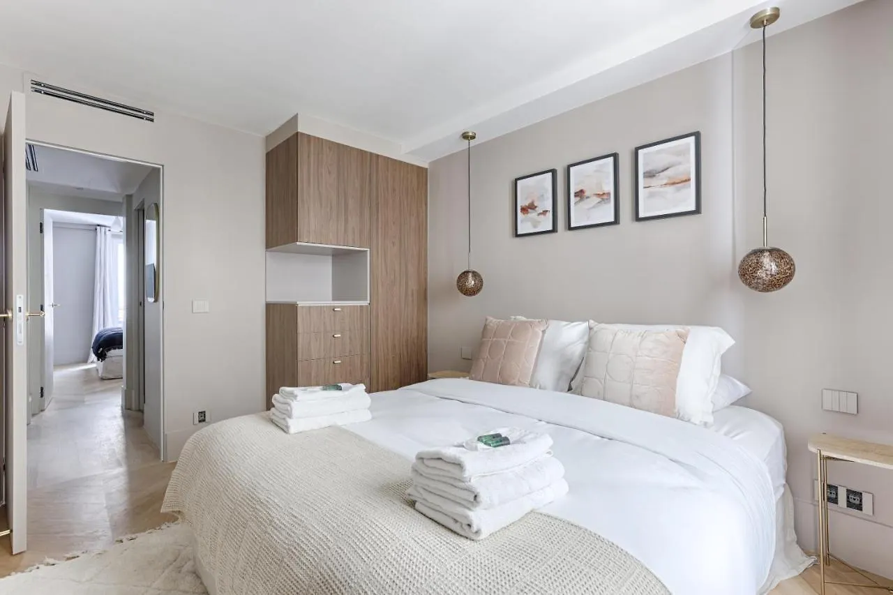 דירה Unique Luxury Parisian Flat 2Br/6P -Champs Elysees צרפת