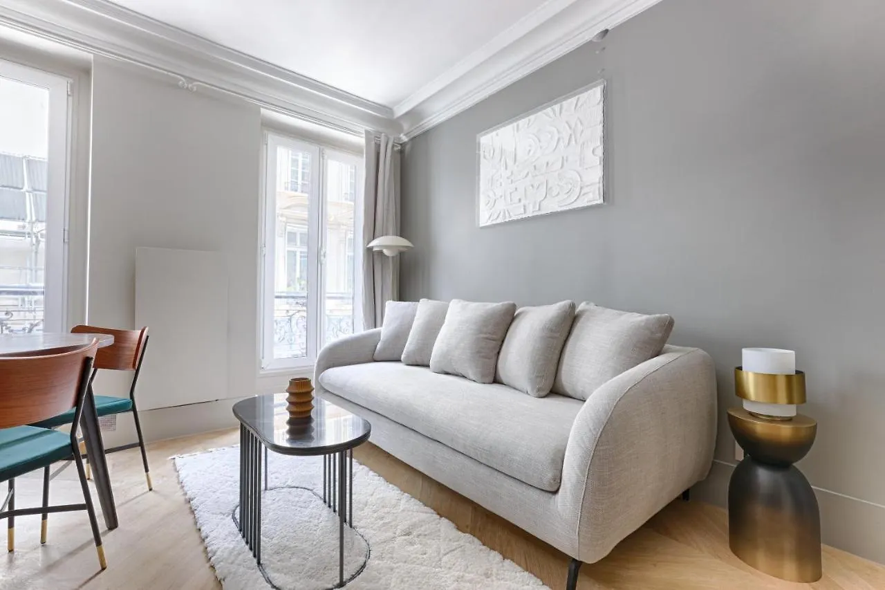 Unique Luxury Parisian Flat 2Br/6P -Champs Elysees צרפת