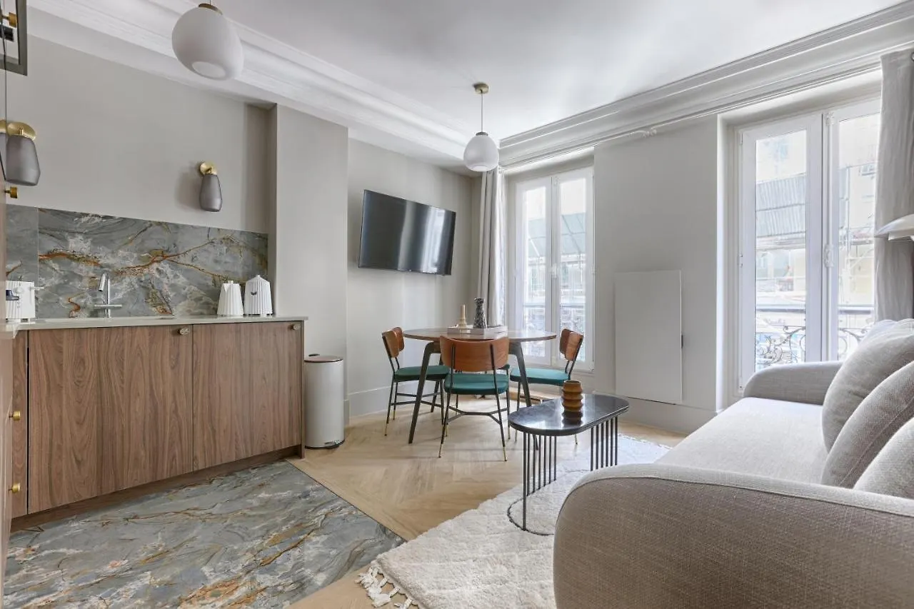 Unique Luxury Parisian Flat 2Br/6P -Champs Elysees Apartament