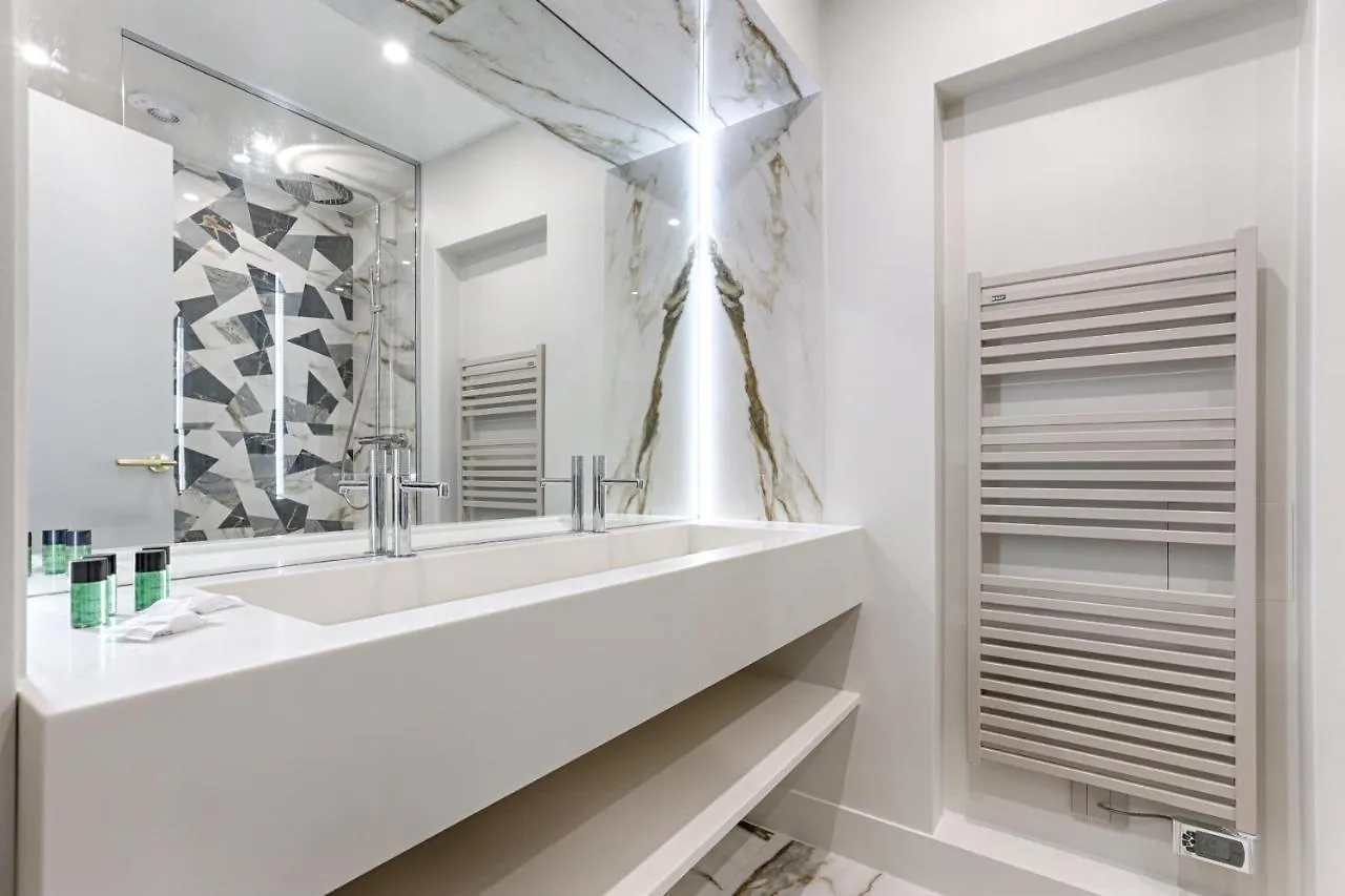 Unique Luxury Parisian Flat 2Br/6P -Champs Elysees דירה פריז