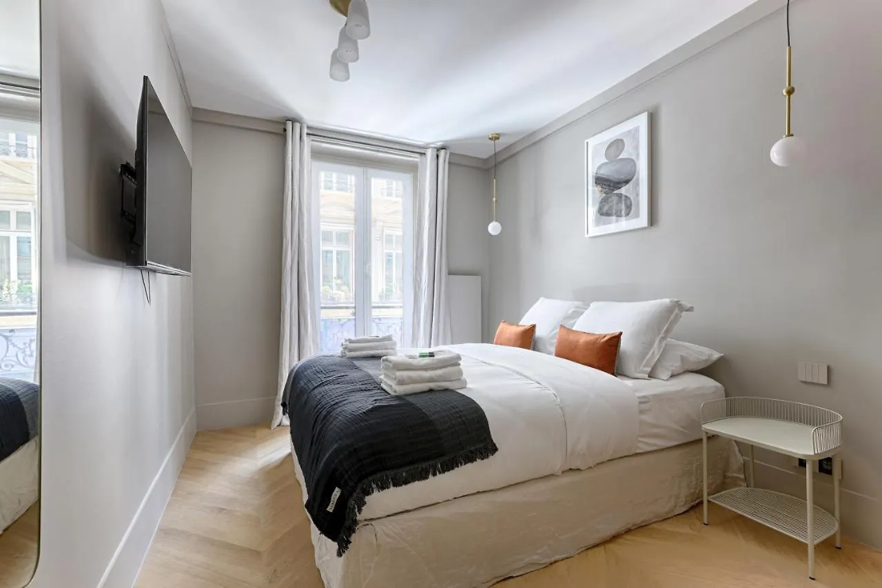 Unique Luxury Parisian Flat 2Br/6P -Champs Elysees פריז