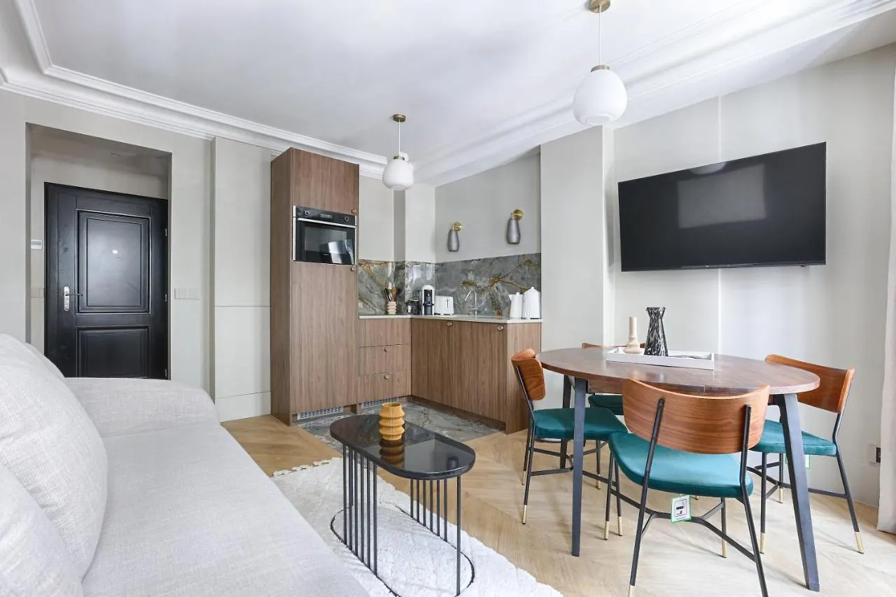 Unique Luxury Parisian Flat 2Br/6P -Champs Elysees 0*, Paryż Francja