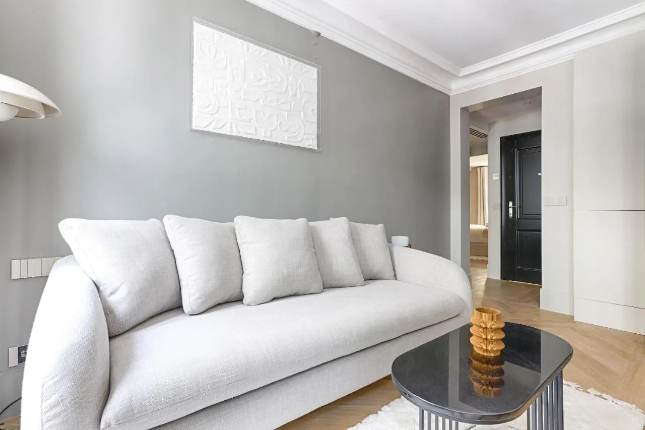 Unique Luxury Parisian Flat 2Br/6P -Champs Elysees צרפת