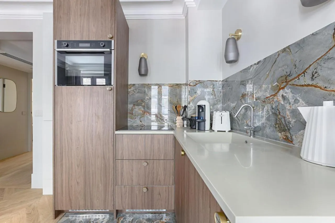 Unique Luxury Parisian Flat 2Br/6P -Champs Elysees פריז
